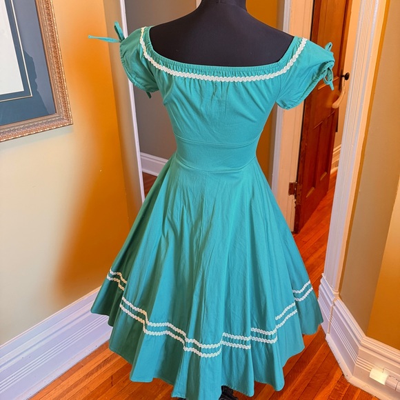 Chic Green Midi Dress with White Accents - Picture 5 of 8